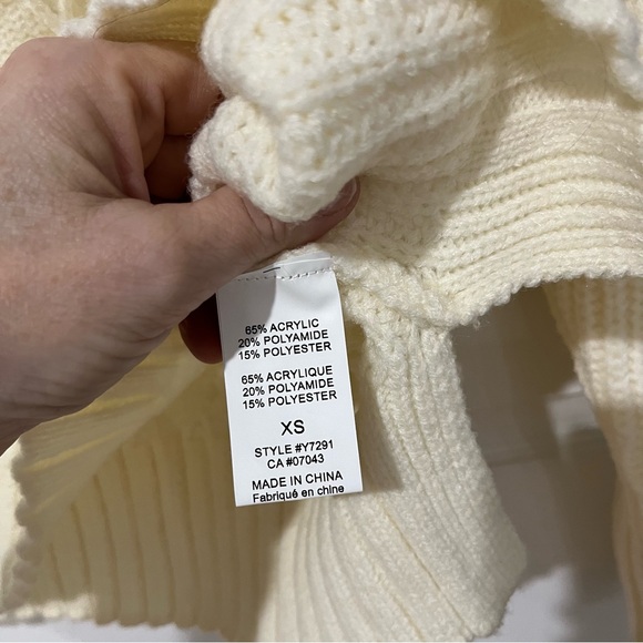Women’s cream color knit swea size XS fits bigger - Picture 6 of 10
